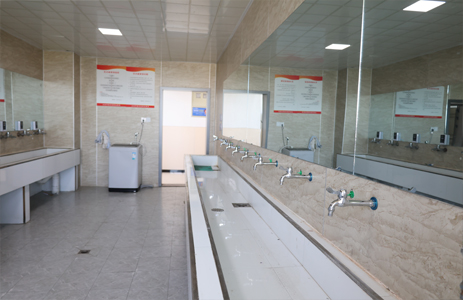 准备用餐的同学们