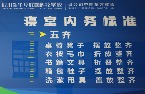 正在选餐的同学们