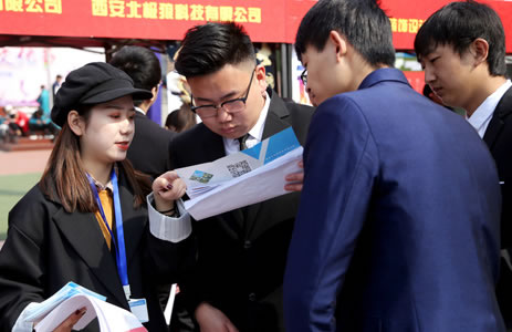 百家企业进校园宣讲