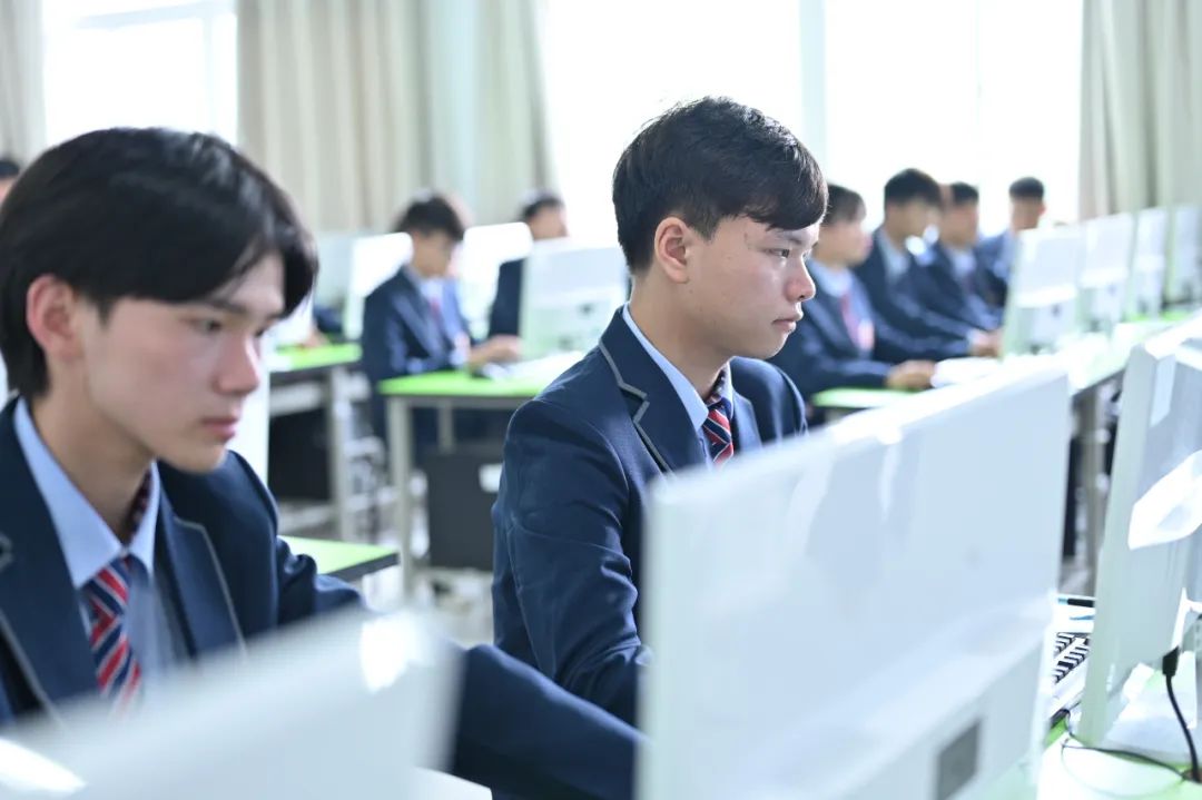 银川新华互联网科技学校,中考后选对学校，就是对孩子最好的负责